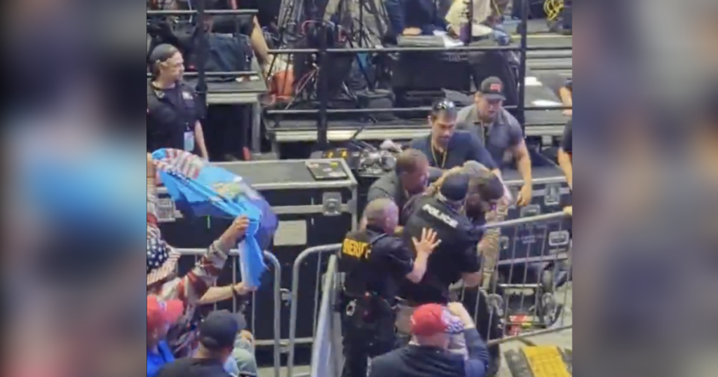 Man Rushes Stage At President Trump’s PA Rally! * 100PercentFedUp.com * by Noah