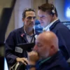 Traders work on the floor at the New York Stock Exchange (NYSE) in New York City, U.S., August 30, 2024. REUTERS/Brendan McDermid/File Photo