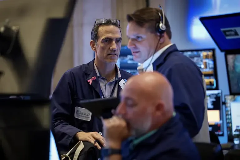 Traders work on the floor at the New York Stock Exchange (NYSE) in New York City, U.S., August 30, 2024. REUTERS/Brendan McDermid/File Photo