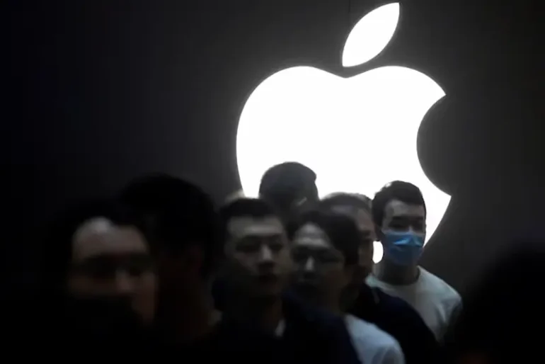 People line up at an Apple Store in Shanghai, China September 22, 2023. REUTERS/Aly Song/File Photo