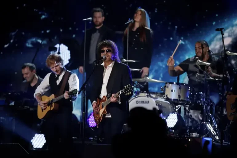 Jeff Lynne performs a medley of Electric Light Orchestra songs at the 57th annual Grammy Awards in Los Angeles, California February 8, 2015. REUTERS/Lucy Nicholson/File Photo