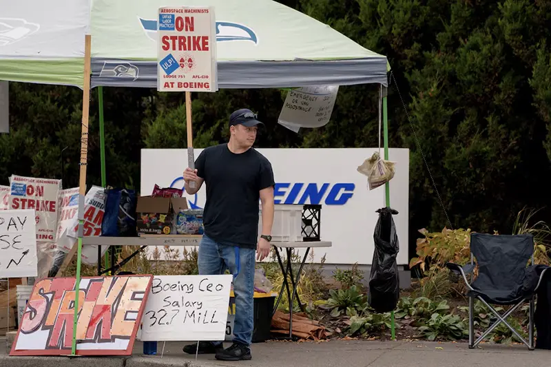 Boeing worker Riley Nelson holds a sign at a picket line near the entrance to a Boeing production facility in Renton, Washington, U.S. October 11, 2024. REUTERS/David Ryder/File Photo