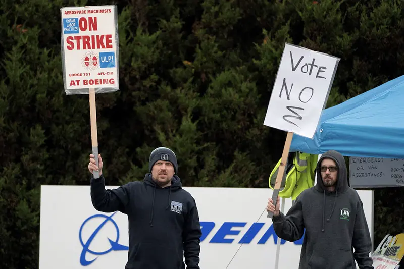 Boeing workers from the International Association of Machinists and Aerospace Workers District 751 gather on a picket line near the entrance to a Boeing production facility on the day of a vote on a new contract proposal during an ongoing strike in Renton, Washington, U.S. October 23, 2024. REUTERS/David Ryder/File Photo