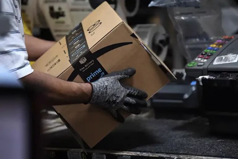 A worker assembles a box for delivery at the Amazon fulfillment center in Baltimore, Maryland, U.S., April 30, 2019. REUTERS/Clodagh Kilcoyne/File Photo