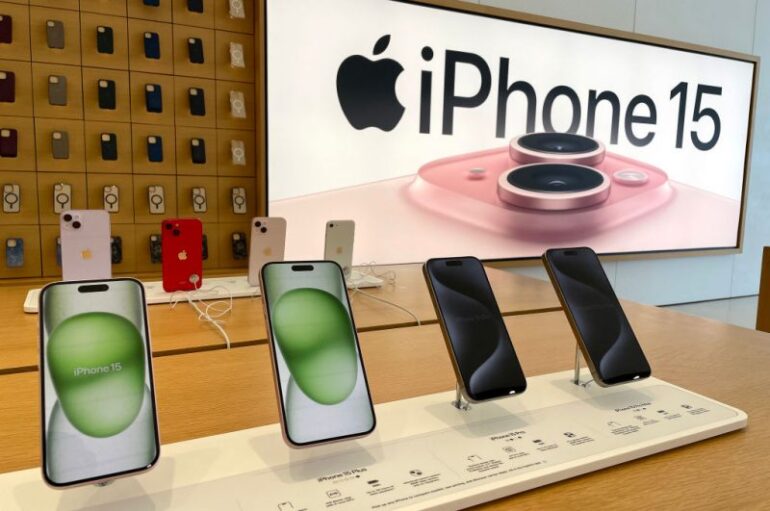 CORTE MADERA, CALIFORNIA - NOVEMBER 02: The new Apple iPhone 15 is displayed at an Apple Store on November 02, 2023 in Corte Madera, California. Apple will report fourth quarter earnings today after the closing bell. (Photo by Justin Sullivan/Getty Images)