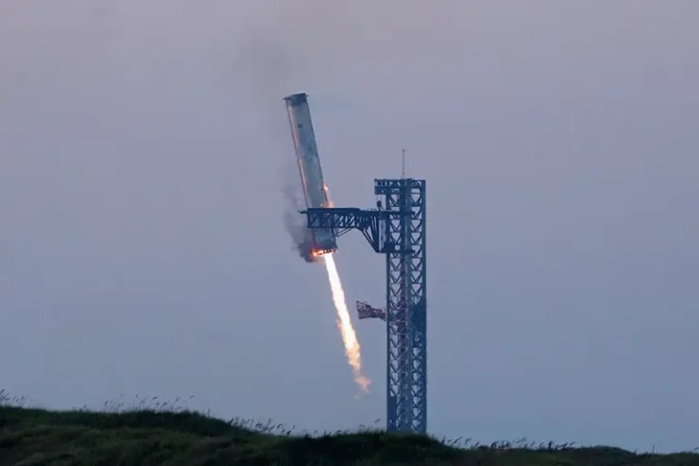 SpaceX's Super Heavy booster lands during SpaceX Starship's fifth flight test, in Boca Chica, Texas, U.S., October 13, 2024. REUTERS/Kaylee Greenlee Bea