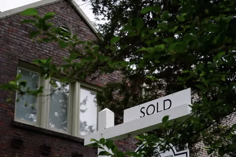 A "sold" sign is seen outside of a recently purchased home in Washington, U.S., July 7, 2022. REUTERS/Sarah Silbiger/File Photo