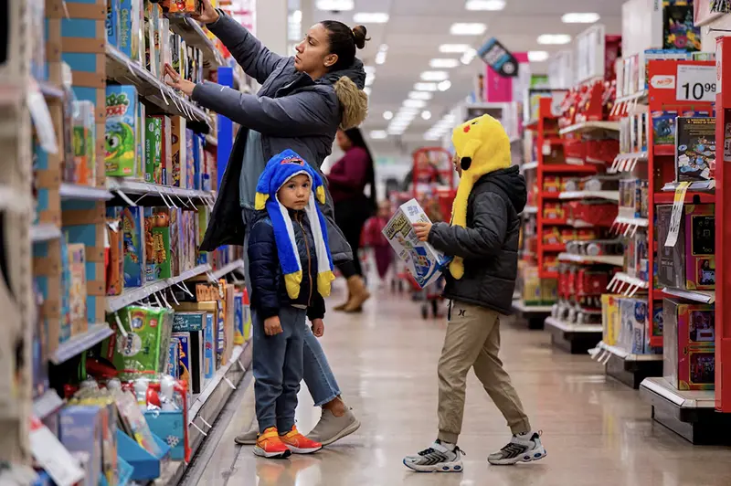 Shoppers converge in a Target store ahead of the Thanksgiving holiday and traditional Black Friday sales in Chicago, Illinois, U.S. November 21, 2023. REUTERS/Vincent Alban/File Photo