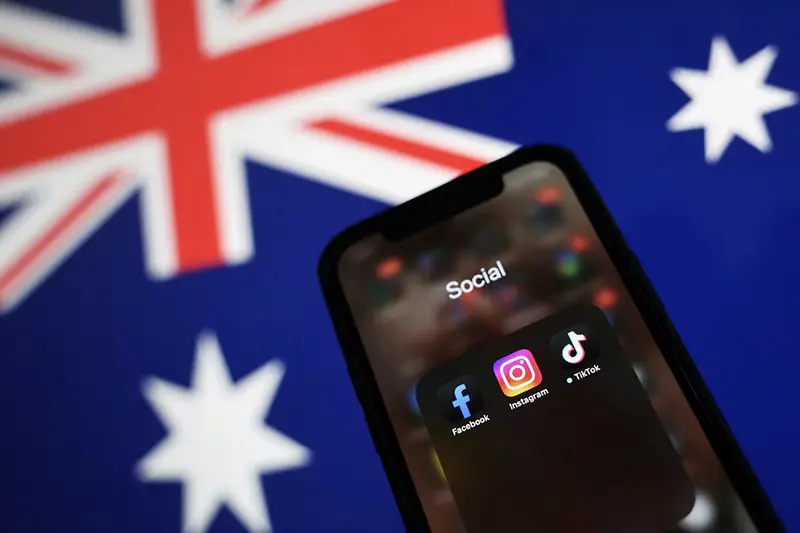 Facebook, Instagram and TikTok apps are seen on a smartphone in front of an Australian flag, in this illustration taken November 29, 2024. REUTERS/Edgar Su/Illustration