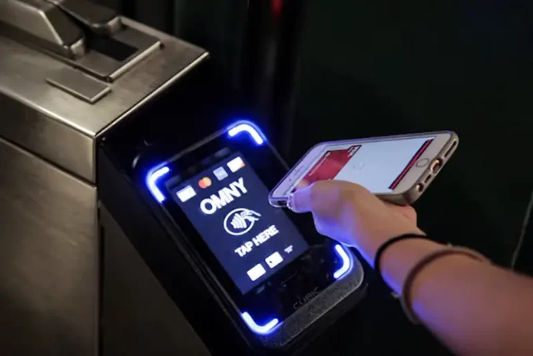 A customer uses a phone to pay for a New York City subway ride in New York, U.S., May 31, 2019. REUTERS/Brendan McDermid/File Photo