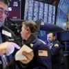 Traders work on the floor at the New York Stock Exchange (NYSE) in New York City, U.S., November 27, 2024. REUTERS/Brendan McDermid/File Photo