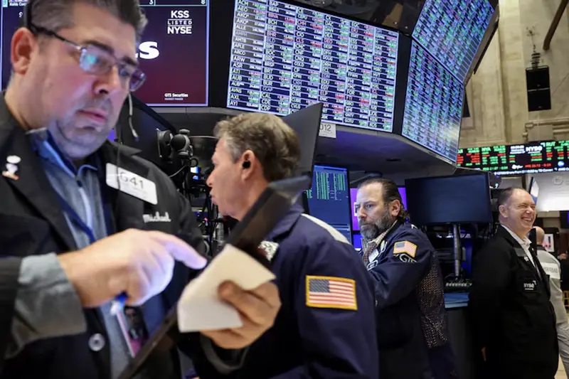 Traders work on the floor at the New York Stock Exchange (NYSE) in New York City, U.S., November 27, 2024. REUTERS/Brendan McDermid/File Photo