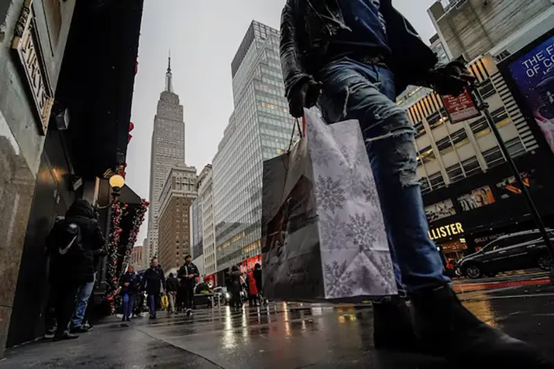 People carry shopping bags during the holiday season in New York City, U.S., December 15, 2022. REUTERS/Eduardo Munoz/File Photo