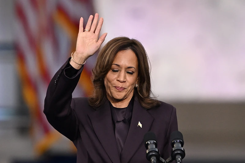 TOPSHOT - US Vice President Democratic presidential candidate Kamala Harris waves at supporters at the end of her concession speech at Howard University in Washington, DC, on November 6, 2024. Donald Trump won a sweeping victory on November 6, 2024 in the US presidential election, defeating Kamala Harris to complete an astonishing political comeback that sent shock waves around the world. (Photo by SAUL LOEB / AFP) (Photo by SAUL LOEB/AFP via Getty Images)