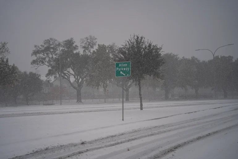 Allen Parkway is covered in snow as winter storm Enzo brings heavy bands of snow and sleet on January 21, 2025 in Houston, Texas. Houston and the surrounding areas are predicted to receive three to six inches of snow, according to The National Weather Service. (Photo by Danielle Villasana/Getty Images)