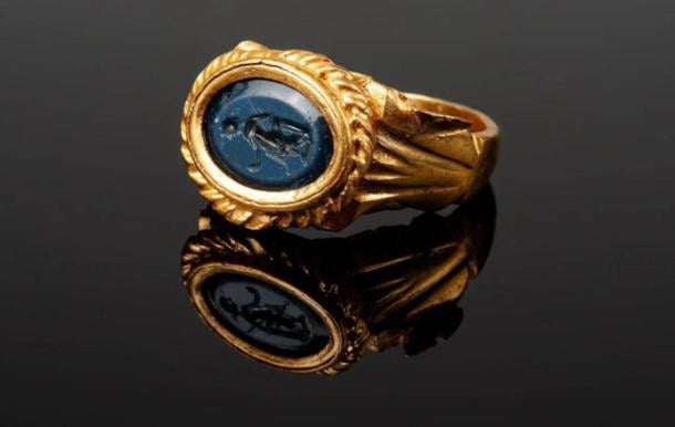 The 1,800-year-old Roman golden ring found in Brittany, bearing the likeness of Venus Victrix.