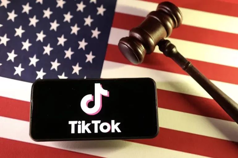 U.S. flag, TikTok logo and gavel are seen in this illustration taken January 8, 2025. REUTERS/Dado Ruvic/Illustration/File Photo Purchase Licensing Rights