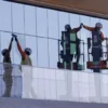 Construction workers install windows on a nearly completed office building in San Diego, California, U.S., October 9, 2024. REUTERS/Mike Blake/File Photo