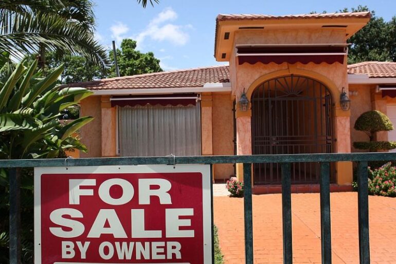 MIAMI - AUGUST 10: A For Sale sign is displayed in front of a home August 10, 2007 in Miami, Florida. The stock market remained volatile as Wall Street contended with widening fears of losses in the U.S. housing loan market. (Photo by Joe Raedle/Getty Images)