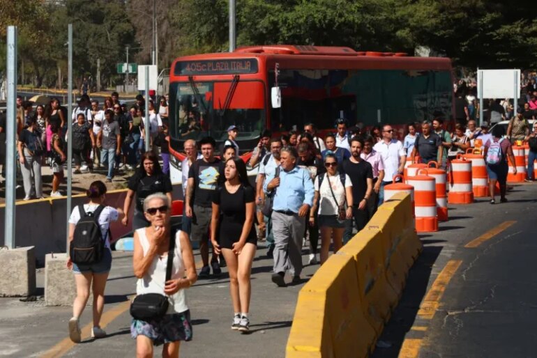 SANTIAGO, CHILE - FEBRUARY 25: People walk to take public transportation after the subway closed operations due to the massive power outage affecting the country on February 25, 2025 in Santiago, Chile. According to the authorities, the blackout is affecting 98.5% of the Chilean territory and it extends to a couple of provinces of western Argentina. Over 19 million people are affected in Chile. (Photo by Marcelo Hernandez/Getty Images)