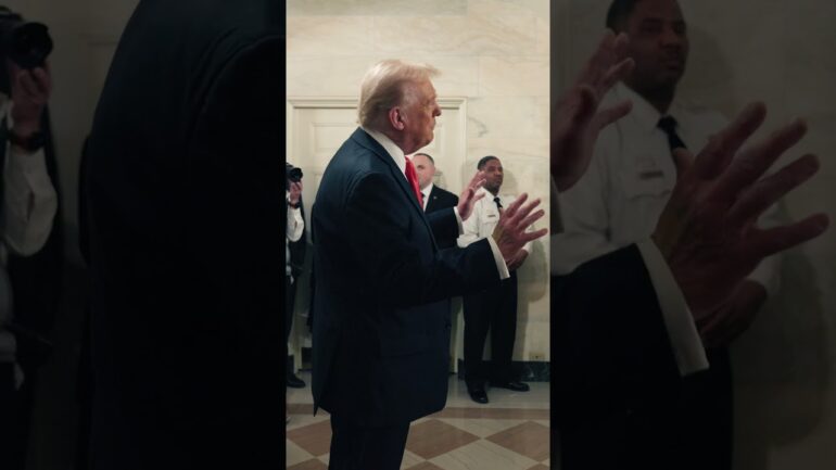 President Trump Surprises First White House Tour, CROWD ERUPTS IN ‘USA’ CHANTS 🇺🇸