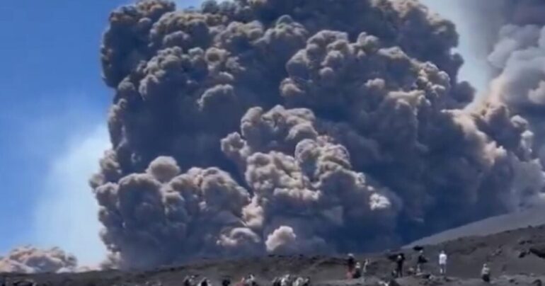 WILD Footage Of Volcanic Eruption Sends Tourists Panicking * 100PercentFedUp.com * by Danielle