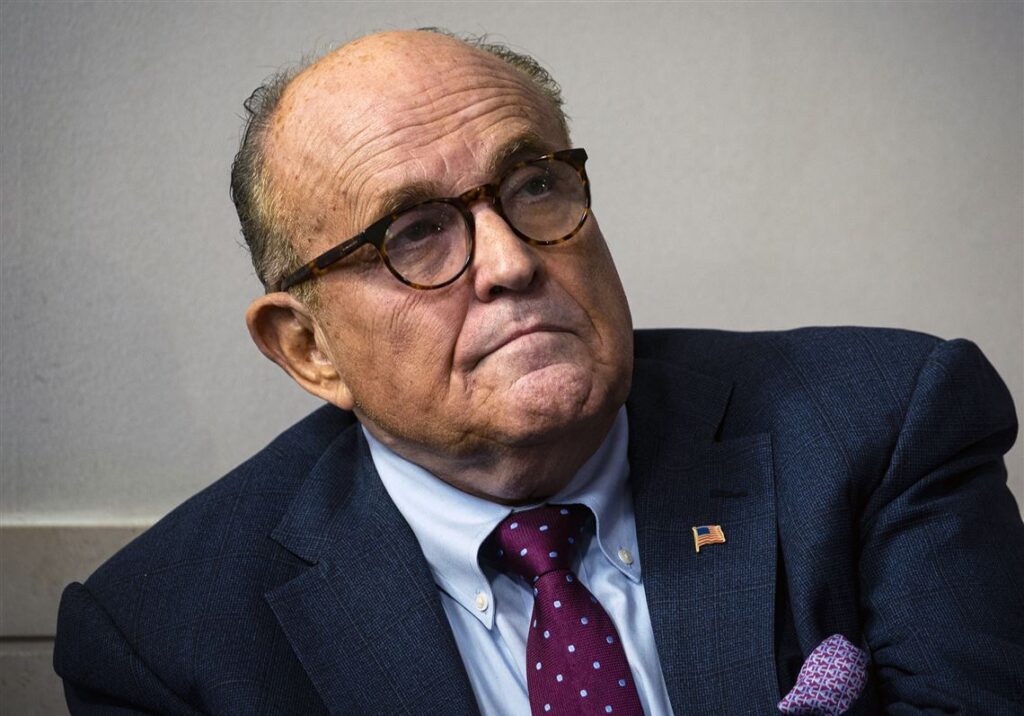 Politics: rudy giuliani injured in a car accident