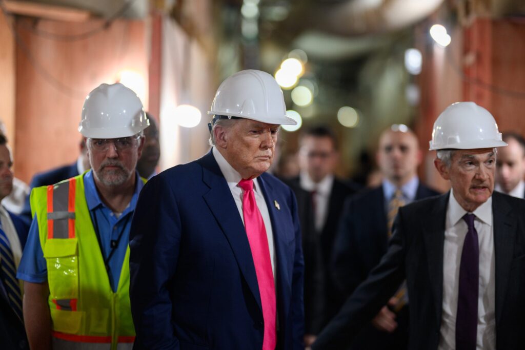Politics: trump calls on jerome powell to resign after fed