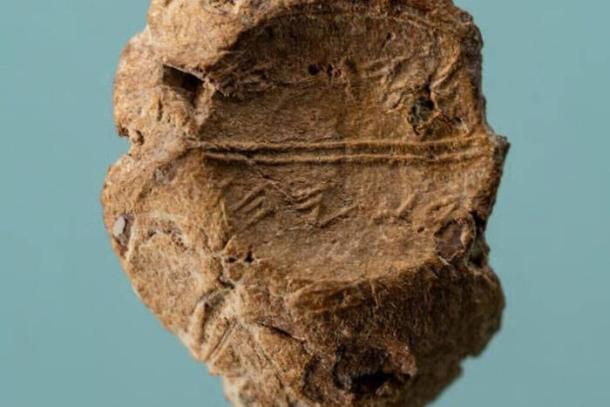 The clay seal impression bearing the name "Yeda'yah (son of) Asayahu"