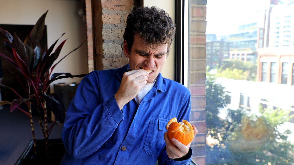 Satire news: first slice of orange suggests eating rest of
