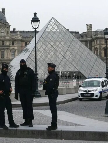 French police officers stand in front of the Louvre Museum after robbery, in Paris on October 19, 2025. Robbers broke in to the Louvre and fled with jewellery on October 19, 2025 morning, a source close to the case said, adding that its value was still being evaluated. A police source said an unknown number of thieves arrived on a scooter armed with small chainsaws and used a goods lift to reach the room they were targeting. (Photo by Dimitar DILKOFF / AFP) / -- IMAGE RESTRICTED TO EDITORIAL USE - STRICTLY NO COMMERCIAL USE -- (Photo by DIMITAR DILKOFF/AFP via Getty Images)