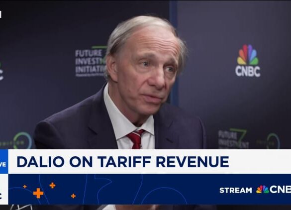 Bridgewater founder Ray Dalio: Market is showing signs of a bubble