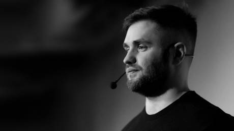 Politics: watch russian police arrest suspects in crypto scammer’s murder –