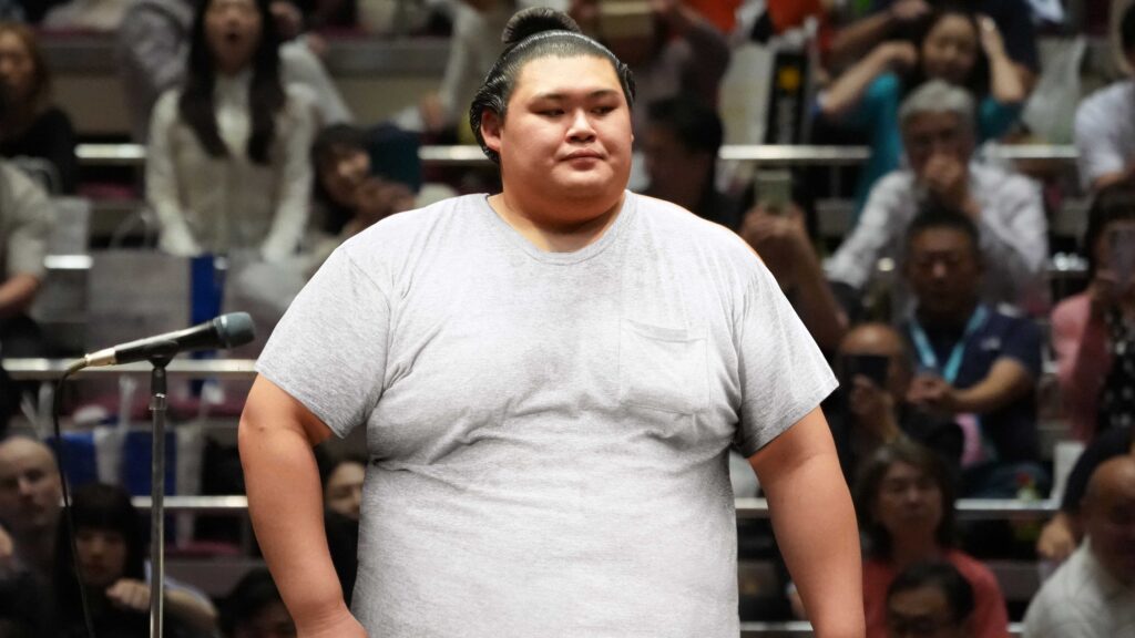 Satire news: self conscious sumo wrestler wears white t shirt into ring