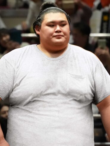 Satire news: self conscious sumo wrestler wears white t shirt into ring