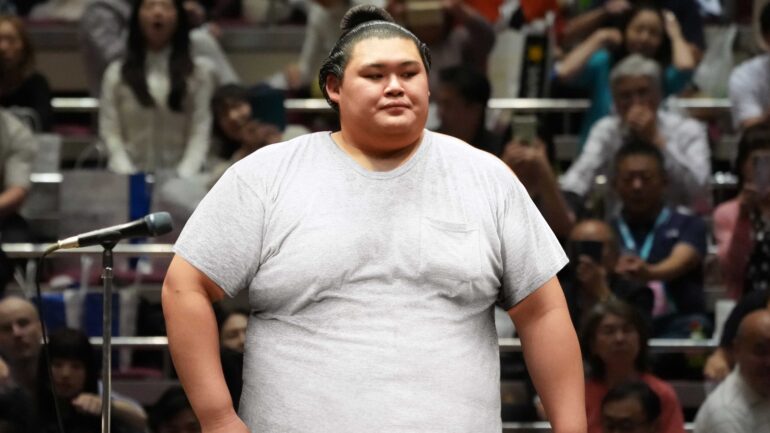 Satire news: self conscious sumo wrestler wears white t shirt into ring