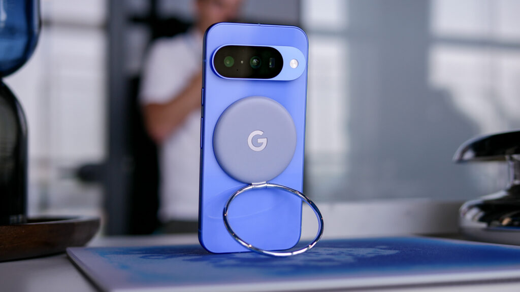 Google Pixelsnap ring stand accessory demo with phone attached
