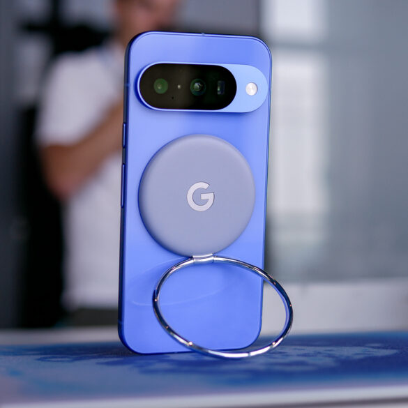 Google Pixelsnap ring stand accessory demo with phone attached