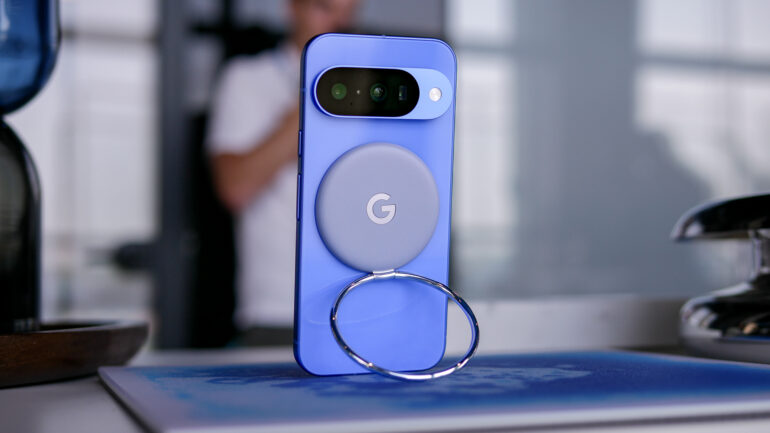 Google Pixelsnap ring stand accessory demo with phone attached
