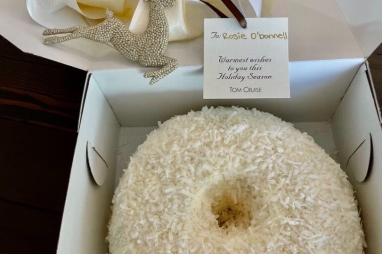 Tom Cruise's coconut cake with a card addressed to Rosie O'Donnell.