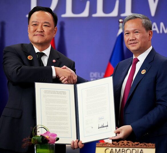 KUALA LUMPUR, MALAYSIA - OCTOBER 26: Thai Prime Minister Anutin Charnvirakul and Cambodian Prime Minister Hun Manet shake hands following the signing of a Cambodia-Thailand peace deal at Kuala Lumpur Convention Centre on October 26, 2025 in Kuala Lumpur, Malaysia. Trump is in Malaysia for the Association of Southeast Asian Nations (ASEAN) summit, and will next travel to Japan, en route to South Korea for the Asia-Pacific Economic Cooperation (APEC) forum. (Photo by Andrew Harnik/Getty Images)