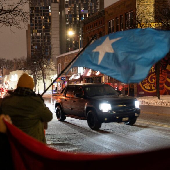 Politics: media leaps to somali fraudsters' defense — but trips