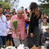 People lay flowers at Bondi Pavilion in tribute to victims of a terrorist attack.