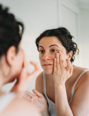 From a sudden onset of pain to large amounts of new floaters, there are many signs that may point to a more serious problem.