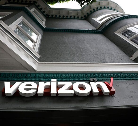 SAN FRANCISCO, CALIFORNIA - NOVEMBER 13: A sign is posted in front of a Verizon store on November 13, 2025 in San Francisco, California. Verizon has announced plans to cut an estimated 15% of its workforce, or 15,000 jobs, as part of a restructuring plan under its new CEO Dan Schulman. (Photo by Justin Sullivan/Getty Images)