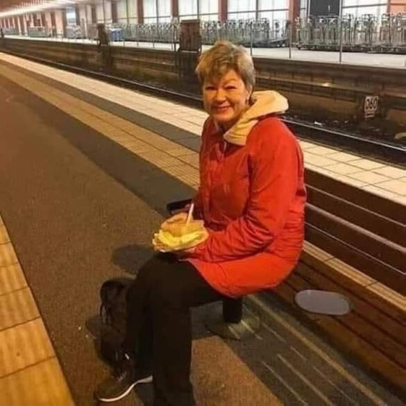 Politics: a woman is waiting for a train to return