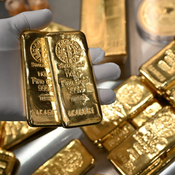 Politics: gold surges past $4,700 as investors seek safety –