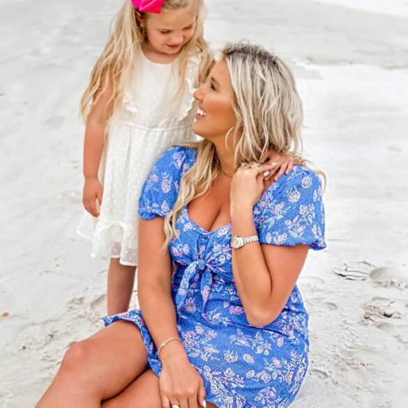 Lunden Roberts with her daughter Navy on a beach.