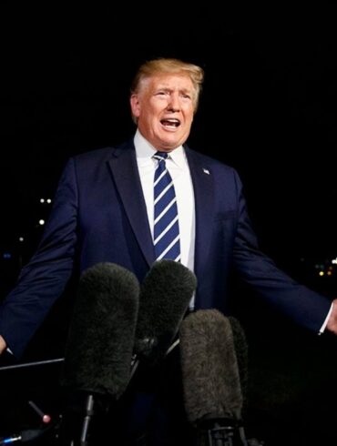 Trump CLASHES with Reporters at Gaggle on Colombia and Venezuela!