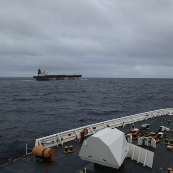 Politics: us seizes oil tanker with russian flag linked to